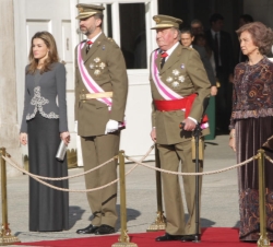 Sus Majestades los Reyes y Sus Altezas Reales los Príncipes de Asturias reciben honores a su llegada al Palacio Real de Madrid
